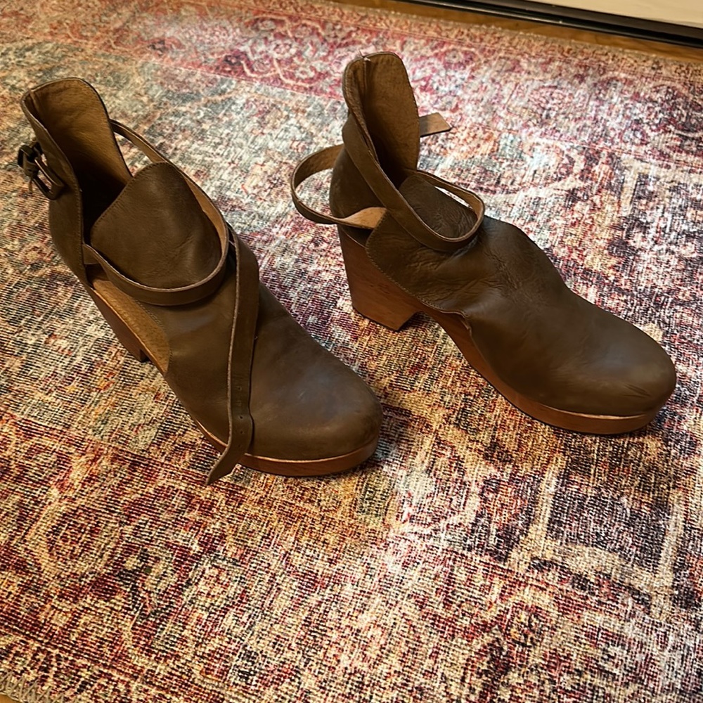 Free People Cedar Clogs Heeled Shoes Women Size 40